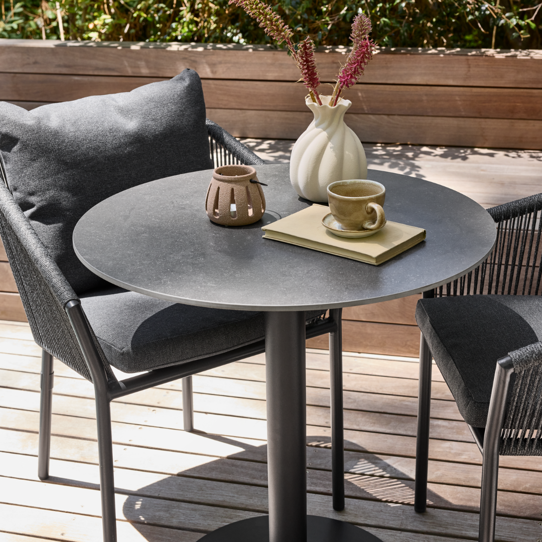 VAMDRUP bistrobord och DETMER kaffekopp