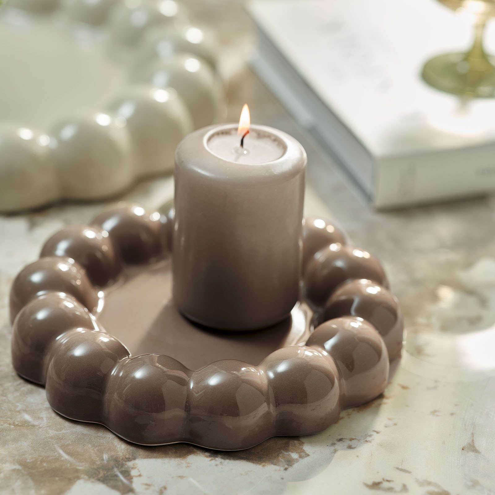 Tänt ljus och ljus chokladbrun dekorationsbricka med bobble- eller bubbelliknande kanter 