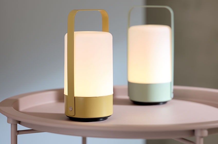 To VILLY LED batterilamper på RANDERUP sidebord i rosa To LED batteri lamper på et sidebord