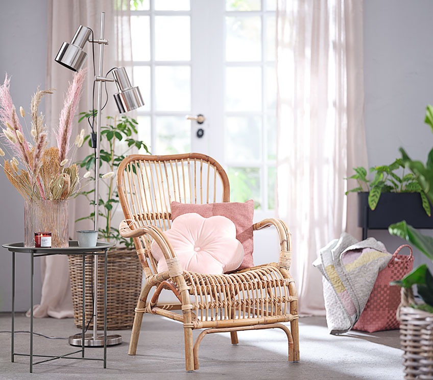LISELEJE armchair and MATINUS floor lamp Living room with armchair and floor lamp
