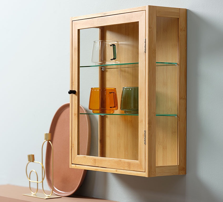 TREND displayskåp i bambu med ANDERES-koppar i olika färger Litet displayskåp med koppar i olika färger inuti