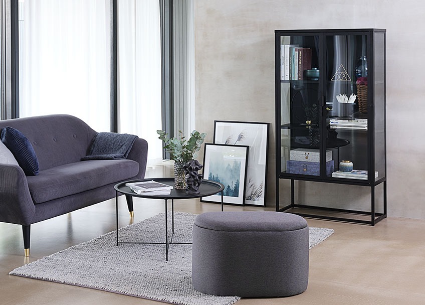 GISLEV puff, EGEDAL soffa, RANDERUP soffbord and VIRUM skåp Oval puff i ett vardagsrum med soffa, soffbord och ett skåp