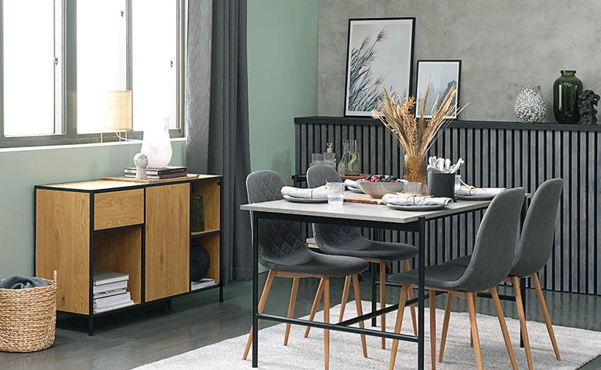 TERSLEV matbord och JONSTRUP matstolar och TRAPPEDAL skänk Vardagsrum med matbord med betongutseende, grå matsalsstolar och en ekskänk