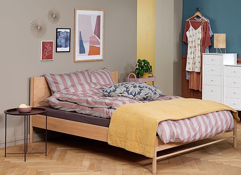 Quiltad filt, använd som ett sängöverkast, i ett sovrum med stor säng