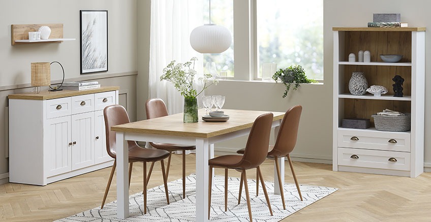 Matsal med Dining room with lampa över matbordet