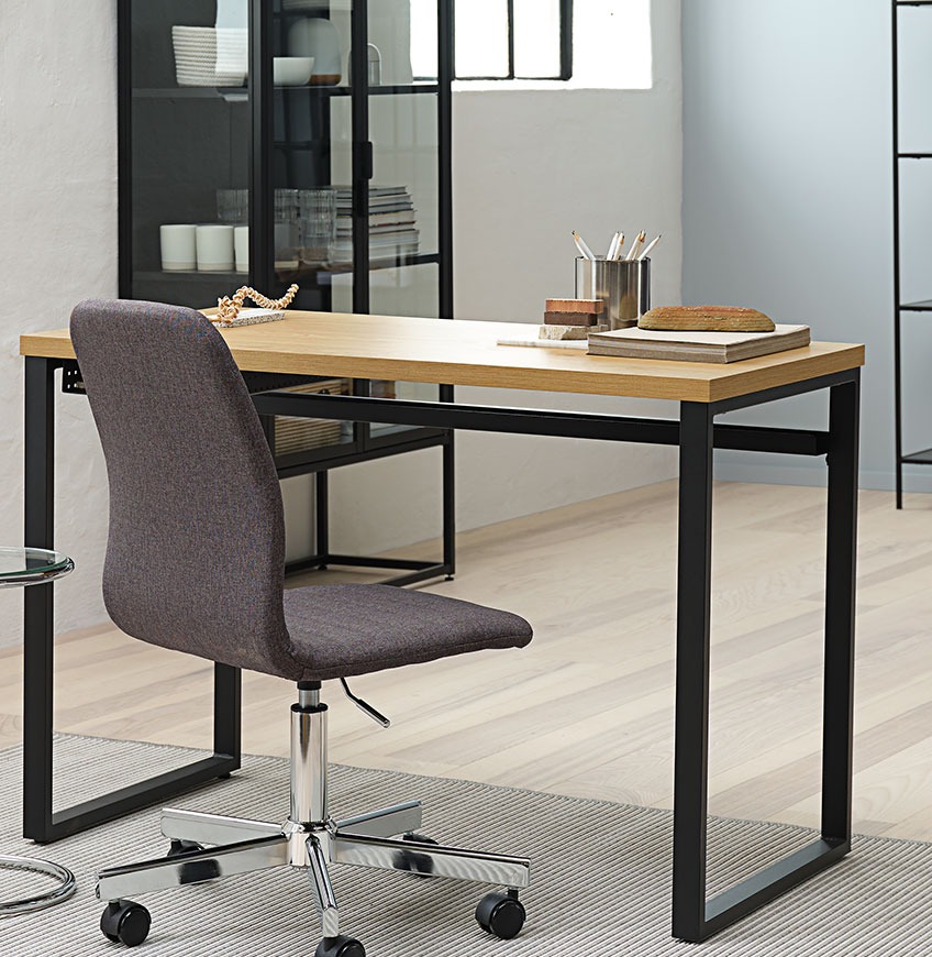 Skrivbord med svarta metallben och grå kontorsstol med svarta metallben
