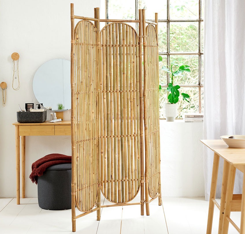 Bambu skärmvägg fungerar som en rumsdelare mellan en matplats och en sovande sektion
