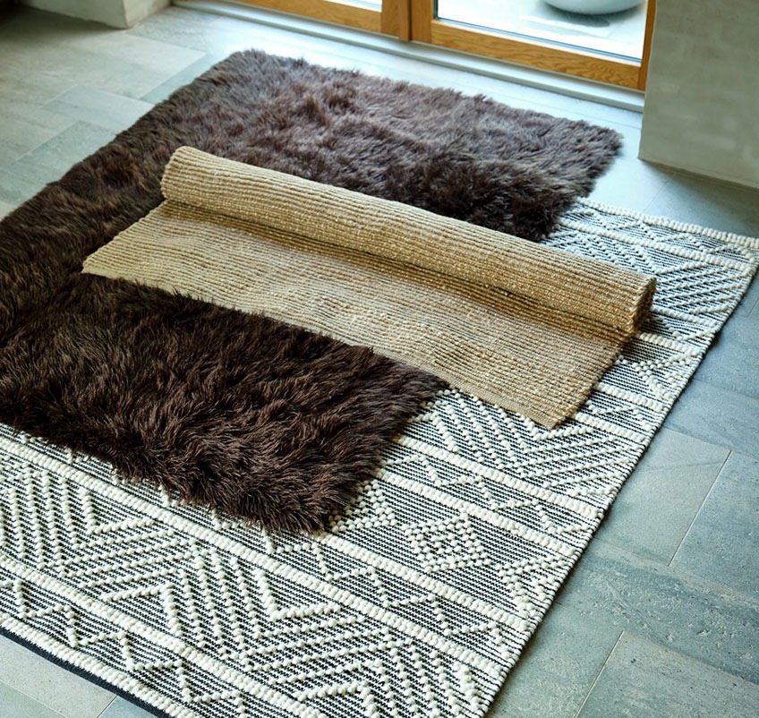 Brun matta, mönstrad matta och jutematta på golvet