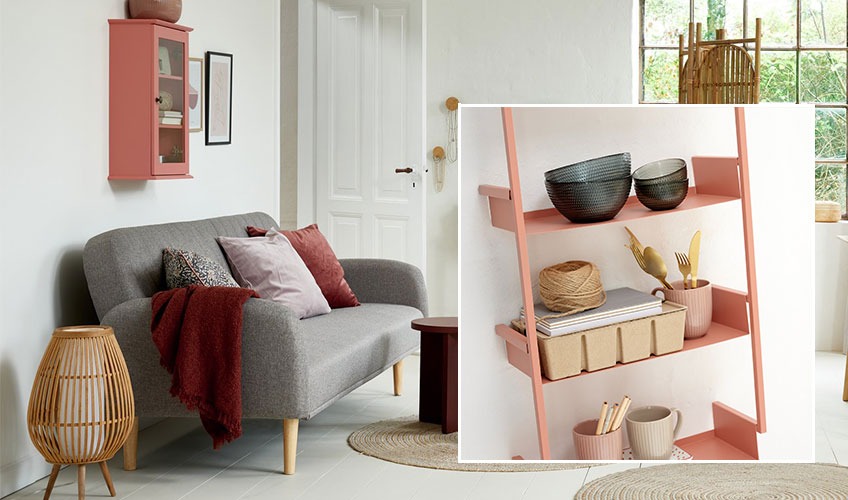 LOOK IN väggskåp och ASSENS hylla och ROSE överkast Vardagsrum med dekoration i rött och vägghylla i ros