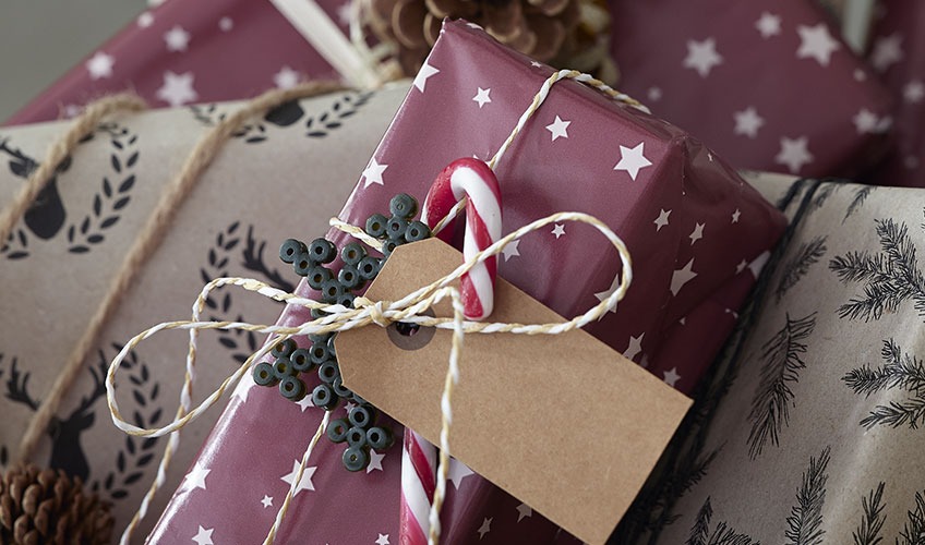 EUDIALYT omslagspapper Julklapp inslagen i papper och dekorerad med godis och pärlor