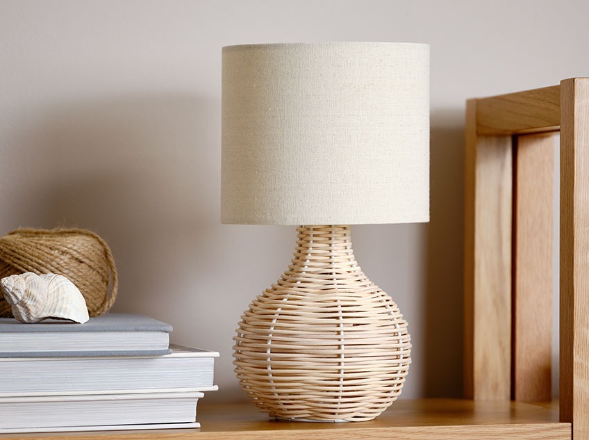 HELMER bordslampa Bordslampa i rotting med en ljus lampskärm