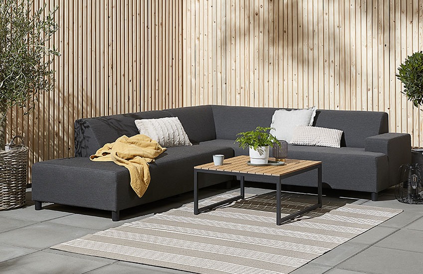 Loungeset med GAMST loungebord och UHRE loungesoffa Stor trädgårdsloungesoffa med loungebord i trä