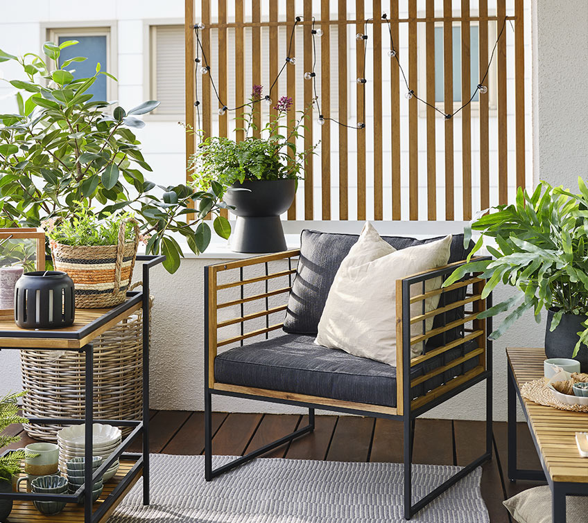 Lummig balkongträdgård med utekrukor i olika storlekar, former och material