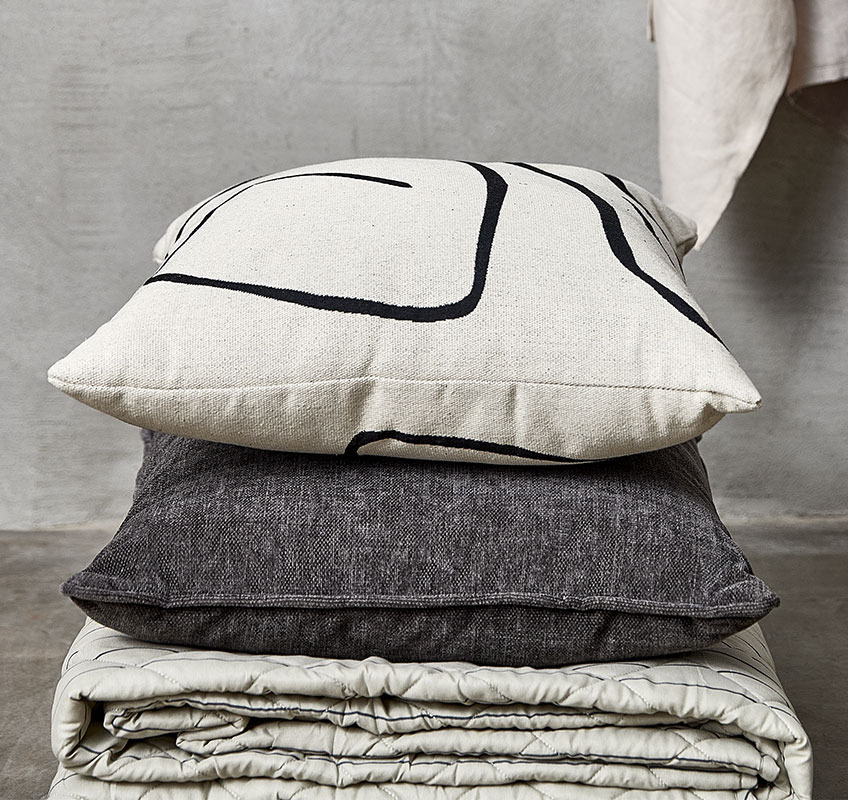 HVITVEIs prydnadskudde och FAGERKLOKKE quiltad filt Quiltad filt och två kuddar i vitt, beige och grått