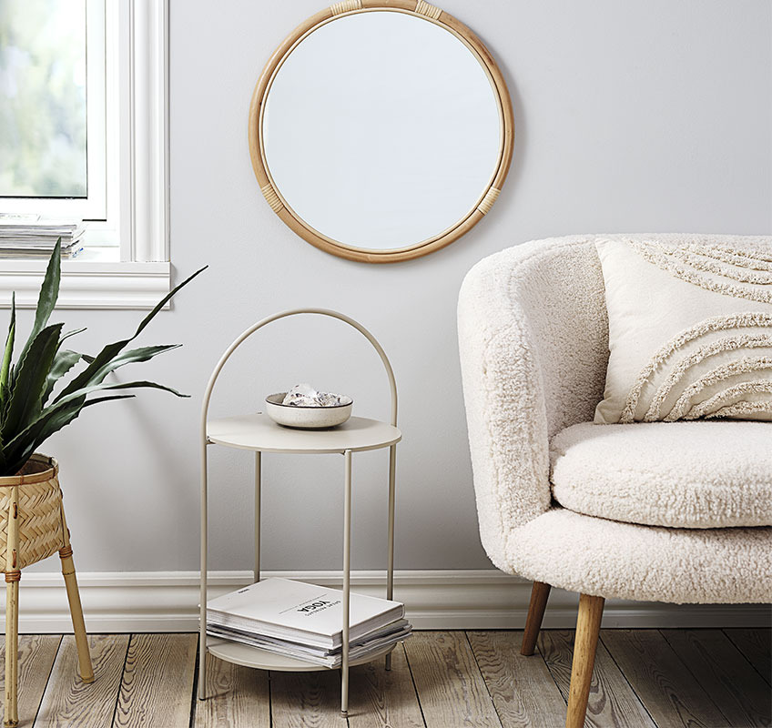 HALBY hörnbord och REFLECT spegel Runt hörnbord i ljus beige och rund spegel i rotting