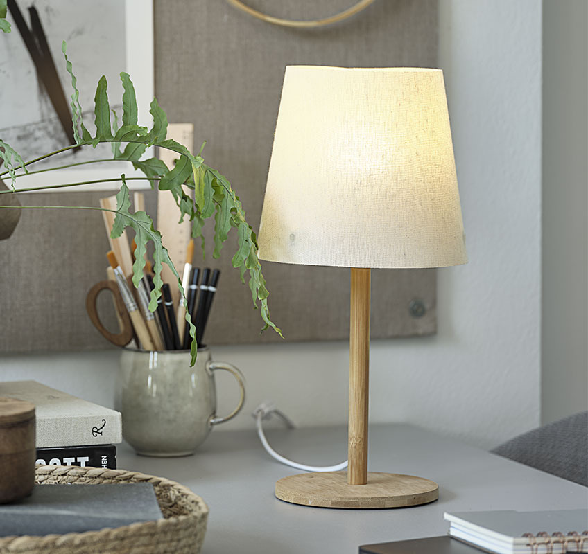 Bordslampa i skandinavisk stil med bambufot