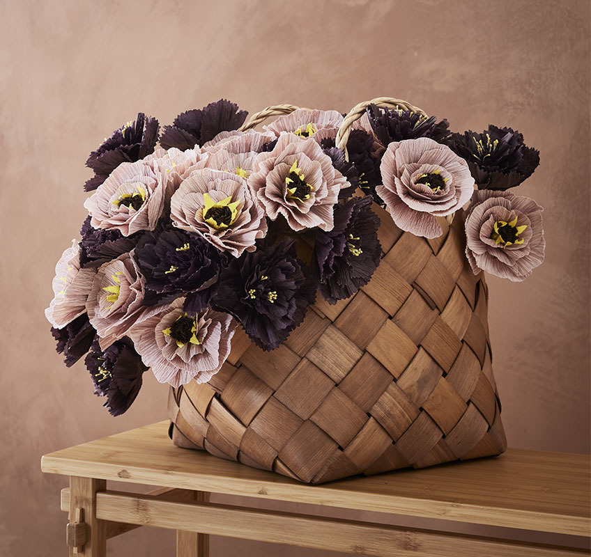 PER pappersblommor och ABEL korg Pappersblommabukett utformad i träkorg