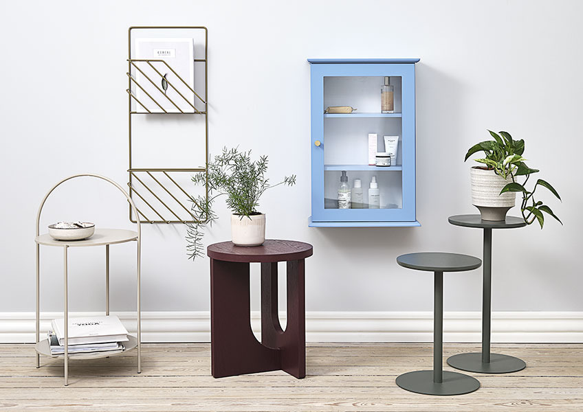 ARCH hörnbord, STAND IN blomsterställ, MALLING väggskåp, HALBY hörnbord och MAGSTRUP tidningshållare. Hörnbord, blomsterställ, väggskåp och guldtidningshållare utställda tillsammans.