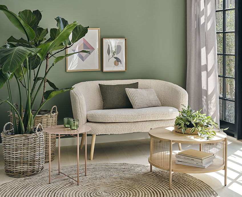 GISTRUP soffa, HORNSYLD hörnbord och EGELEV soffbord Vardagsrum med en vit soffa, soffbord i ek och gröna växter