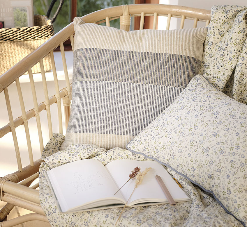 LISELEJE soffa med FRESIA quiltad filt och kuddar Soffa med quiltad filt och blommiga kuddar