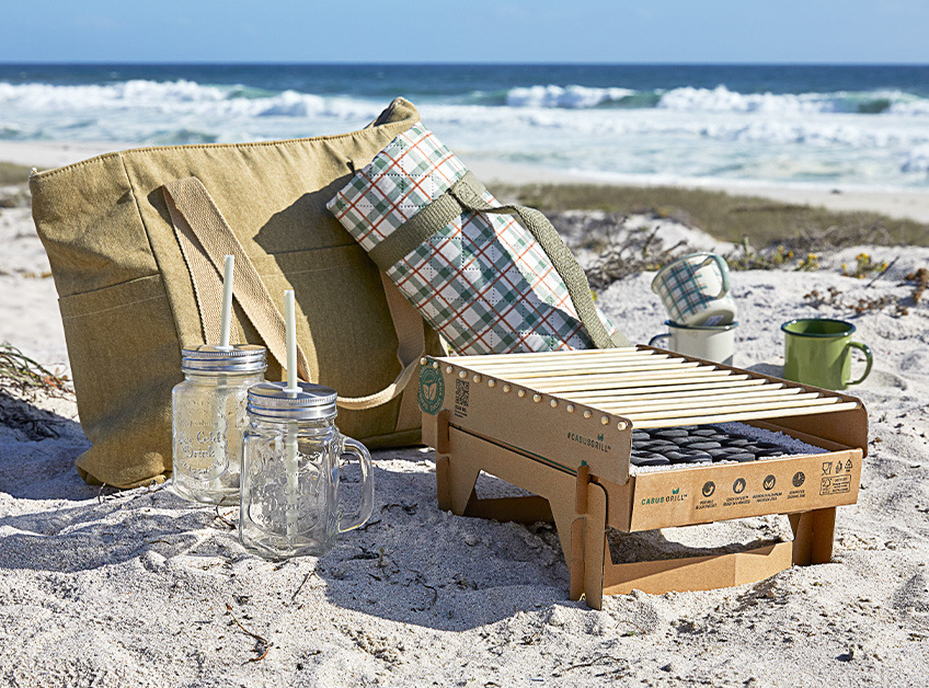 CASUS engångsgrill, MELON dricksglas, SYRSA picknickkylväska, SPURV picknickfilt och LAPPSPOVE drickskopp Engångsgrill, picknickkylväska, picknickfilt, dricksglas och koppar på stranden