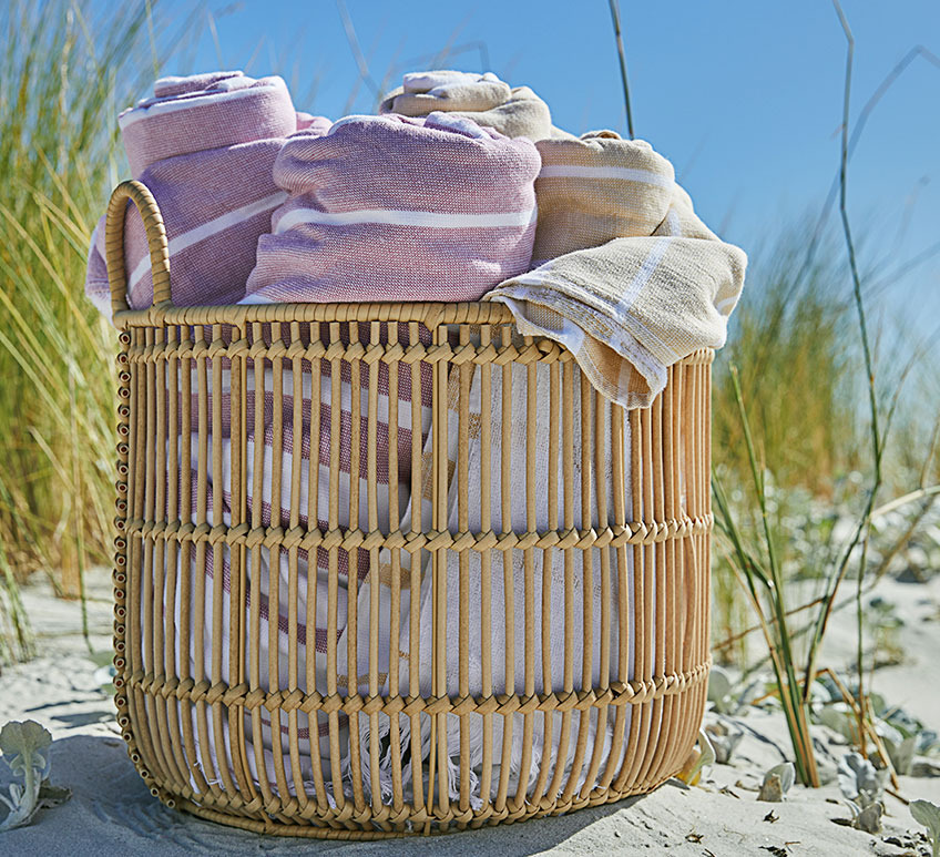 Korg med handdukar på en strand