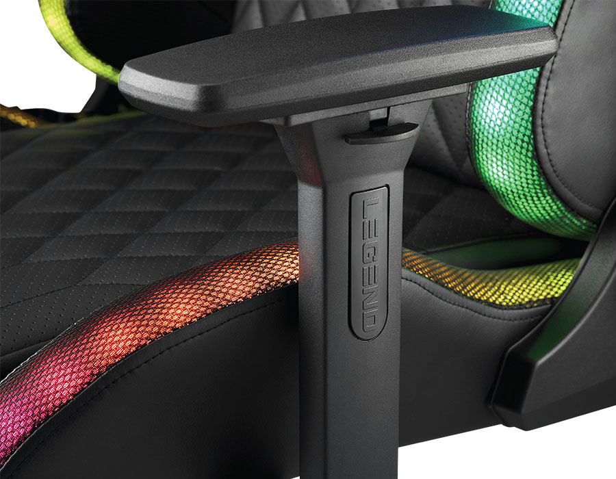 Closeup av ett armstöd på svart gamingstol med LED-ljus