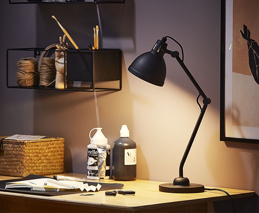 Svart bordslampa på skrivbordet