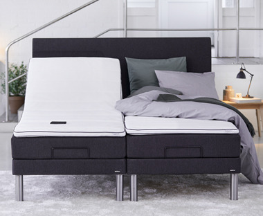 svart ställbar säng med latex madrasser 
