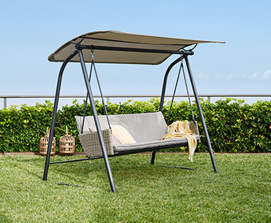 JUELSMINDE hammock med solskydd på en gräsmatta 