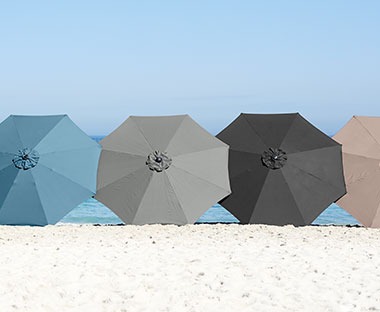 fyra olika parasoll i blått, grått, svart och rostfärgat