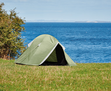 MUNKHOLM tält på en gräsmatta vid havet 