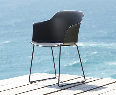 SANDVED stol i svart färg vid havet 