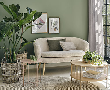 GISTRUP 2-sits soffa bredvid soffbord och dekoration