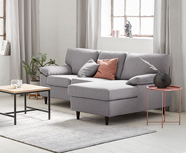 GEDVED grå soffa i ett vardagsrum med soffbord och dekoration 